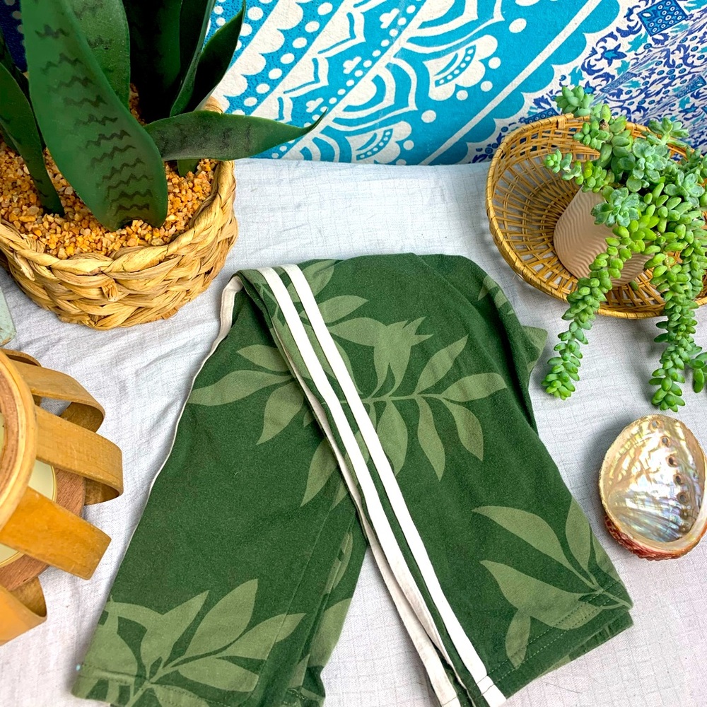 Old Navy Leggings Camo Floral with White Stripe Detail size M / Girls 8